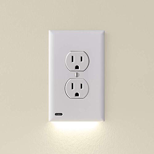 Outlet wall plate night light with auto on/off light sensor for duplex receptacles