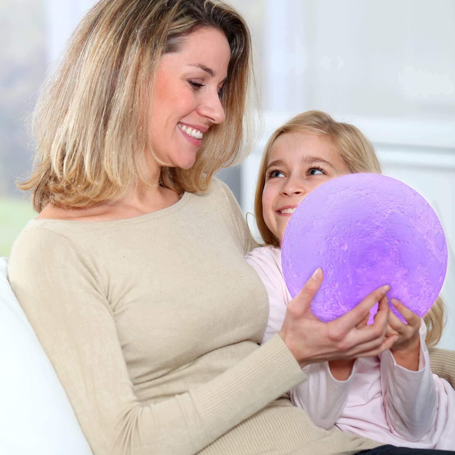 7-inch 3D moon night light with 16 colors and remote control